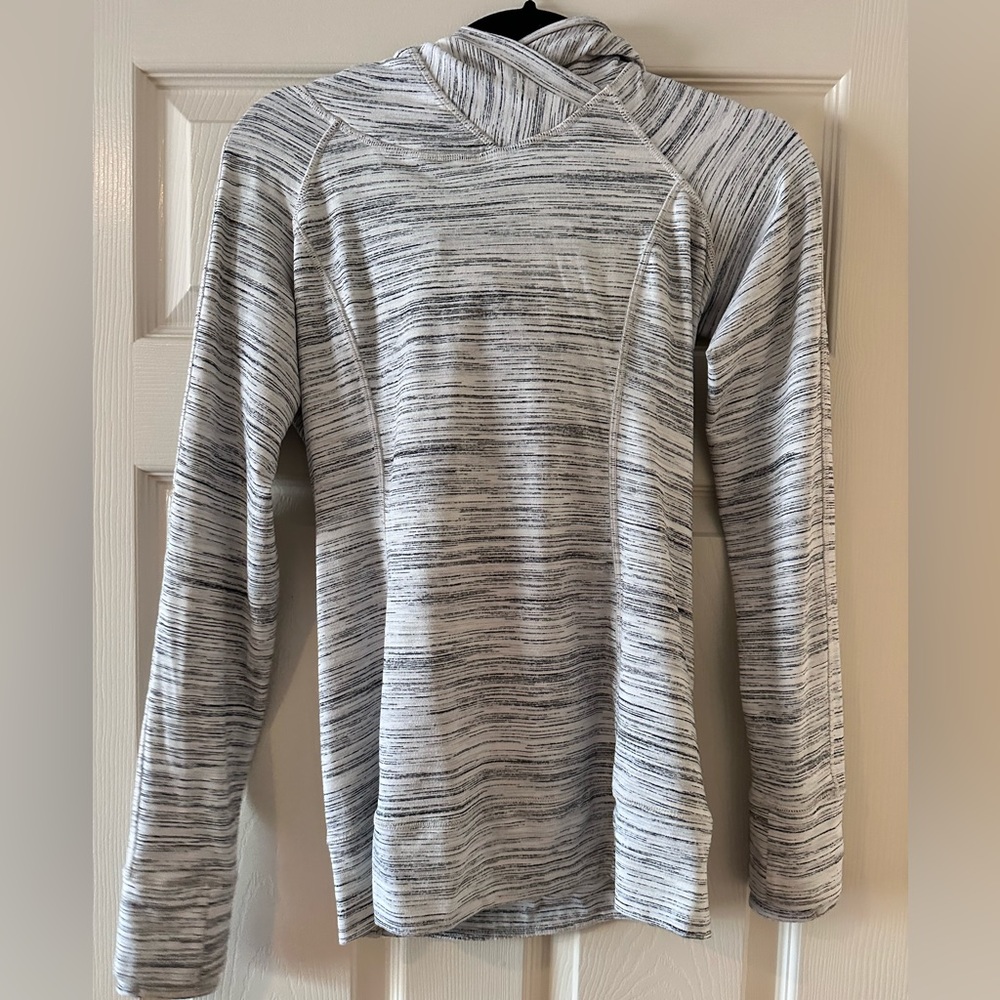 Lululemon gray light sweatshirt with hood, thumb hole and finger covers. Size 4